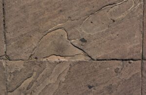 Baldosa rota en un suelo de piedra